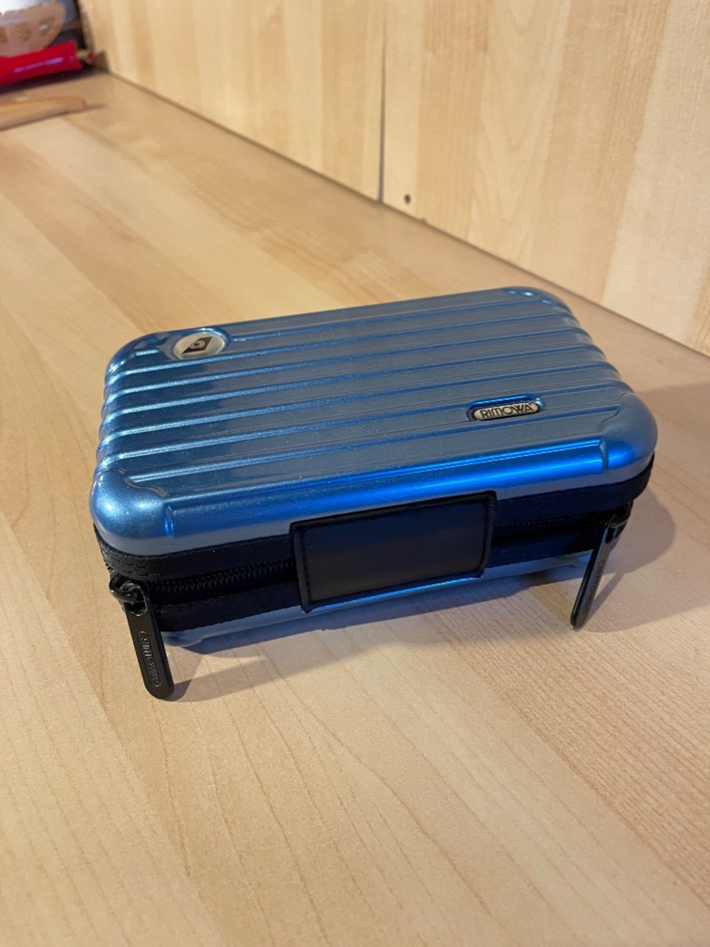 RIMOWA Metallic Blue Ribbed Hard-Shell Card Case - Picture 5 of 6